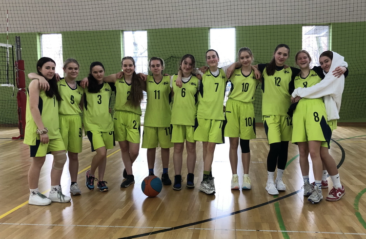Koszykarska drużyna dziewcząt w eliminacjach Mistrzostw Dzielnicy Wola